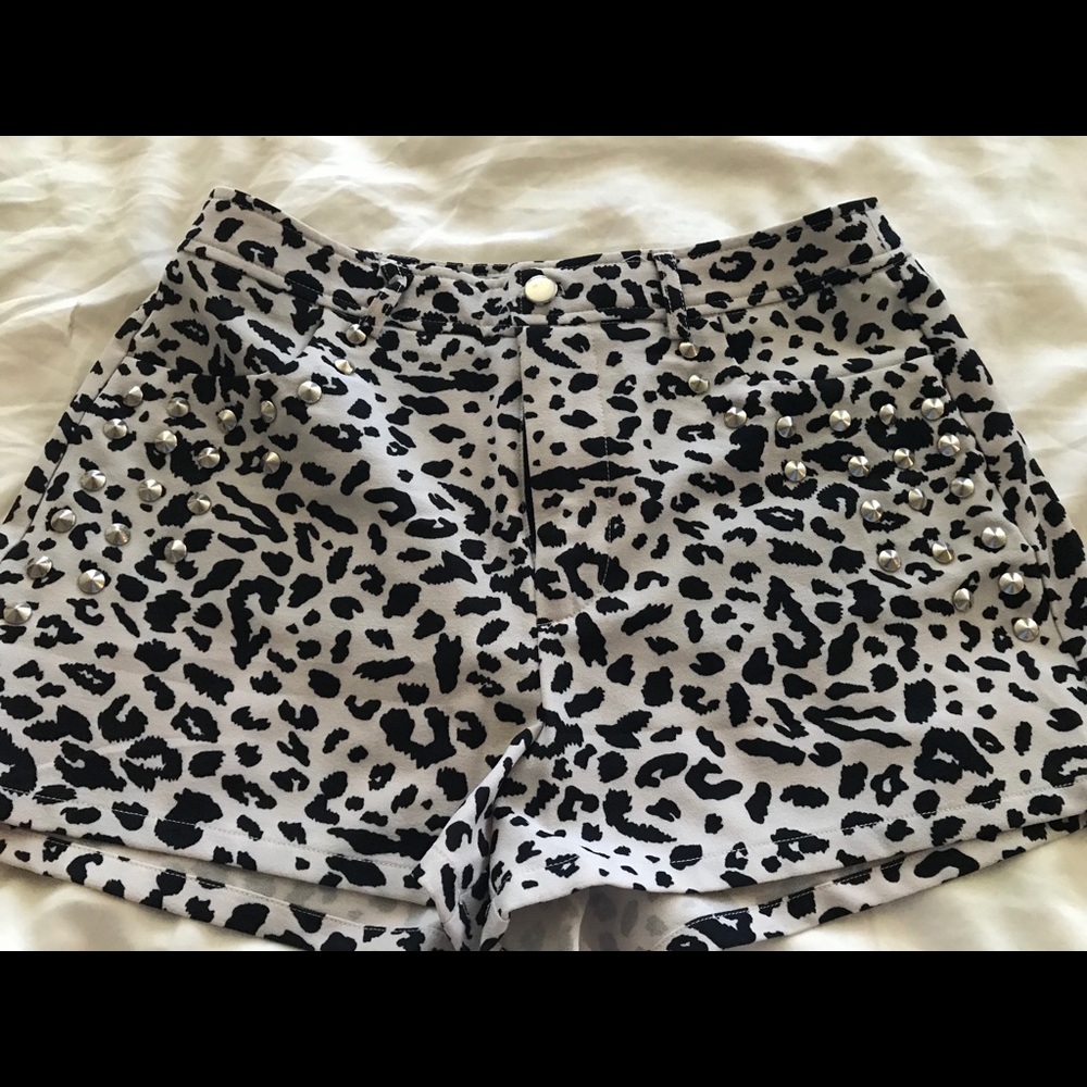 Forever 21 Mid-Rise Leopard Shorts